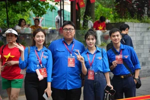 Sinh viên, học viên chào đón đại lễ 80 năm Quốc khánh 2/9. 