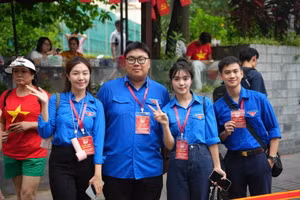 Sinh viên, học viên chào đón đại lễ 80 năm Quốc khánh 2/9. 