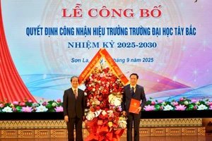 Bộ trưởng Nguyễn Kim Sơn tặng hoa và trao quyết định công nhận Hiệu trưởng Trường Đại học Tây Bắc.