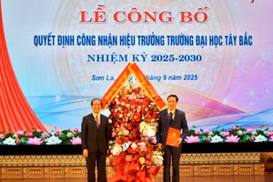 Bộ trưởng Nguyễn Kim Sơn tặng hoa và trao quyết định công nhận Hiệu trưởng Trường Đại học Tây Bắc.