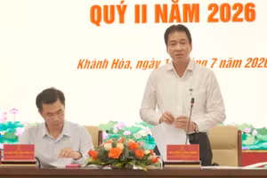 Ông Nguyễn Long Biên, Phó Chủ tịch UBND tỉnh Khánh Hòa chủ trì buổi họp báo.