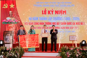 Trường THPT An Lão vinh dự nhận Bức trướng và Bằng khen do UBND TP Hải Phòng tặng.