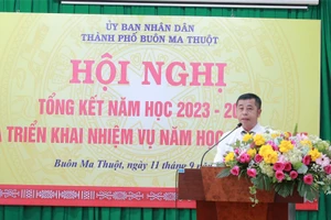 Ông Nguyễn Hữu Luật - Trưởng Phòng GD&ĐT TP Buôn Ma Thuột triển khai nhiệm vụ năm học 2024-2025. (Ảnh: Thành Tâm)