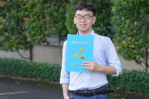 Nguyễn Đặng Anh Khoa với tấm bằng tốt nghiệp đại học. Ảnh: Quỳnh Như