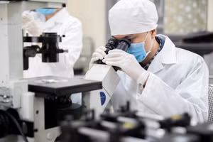 Các nhà khoa học nghiên cứu trong phòng lab của Đại học Quốc gia Hà Nội. Ảnh: VNU