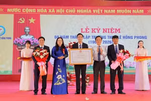 Ông Hoàng Xuân Tân, Phó Chủ tịch UBND tỉnh; bà Lê Thị Hương, Giám đốc Sở GD&ĐT tỉnh Quảng Trị trao Bằng khen của Bộ GD&ĐT.