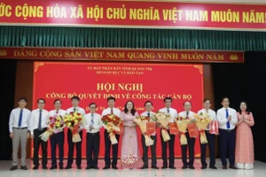 Lãnh đạo Sở GD&ĐT Quảng Trị tặng hoa chúc mừng các Trưởng phòng chuyên môn, nghiệp vụ.