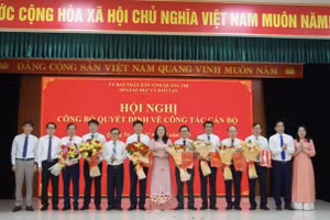 Lãnh đạo Sở GD&ĐT Quảng Trị tặng hoa chúc mừng các Trưởng phòng chuyên môn, nghiệp vụ.