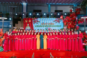 Tập thể cán bộ, giáo viên nhà trường.