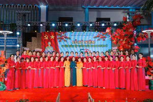 Tập thể cán bộ, giáo viên nhà trường.