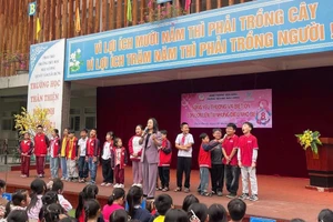 Học sinh cùng giao lưu với diễn giả Thu Hà trong chương trình.