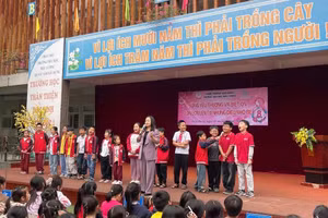 Học sinh cùng giao lưu với diễn giả Thu Hà trong chương trình.