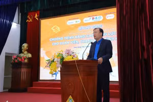 Bí thư Tỉnh đoàn Hưng Yên Thiệu Minh Quỳnh phát động chương trình. Ảnh Đinh Chiến