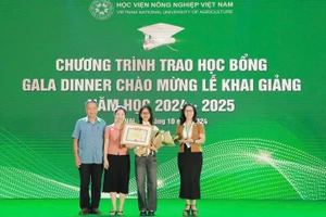 GS.TS Nguyễn Thị Lan – Giám đốc Học viện Nông nghiệp Việt Nam và GS.TS Trần Đức Viên – Chủ tịch Hội đồng khoa học và Đào tạo của Học viện trao học bổng cho sinh viên.