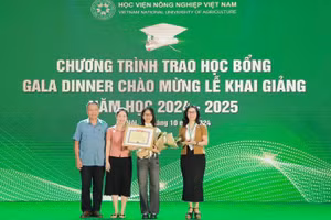 GS.TS Nguyễn Thị Lan – Giám đốc Học viện Nông nghiệp Việt Nam và GS.TS Trần Đức Viên – Chủ tịch Hội đồng khoa học và Đào tạo của Học viện trao học bổng cho sinh viên.