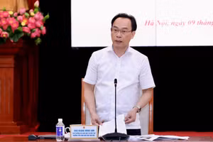 Thứ trưởng Bộ GD&ĐT Hoàng Minh Sơn chủ trì phiên họp.