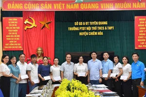 Lãnh đạo tỉnh Tuyên Quang lãnh đạo Sở GD&ĐT, Công đoàn ngành Giáo dục thăm và hỗ trợ trường PTDT nội trú THCS&THPT huyện Chiêm Hoá.