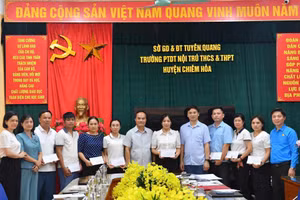 Lãnh đạo tỉnh Tuyên Quang lãnh đạo Sở GD&ĐT, Công đoàn ngành Giáo dục thăm và hỗ trợ trường PTDT nội trú THCS&THPT huyện Chiêm Hoá.