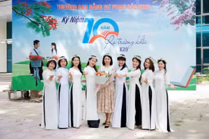 Nhà giáo Nguyễn Thị Dư chia sẻ với các sinh viên ngành mầm non.