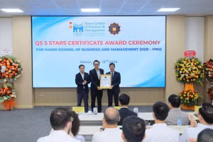 Đại diện tổ chức QS trao chứng nhận đạt chuẩn xếp hạng quốc tế QS Stars 5 sao cho HSB.