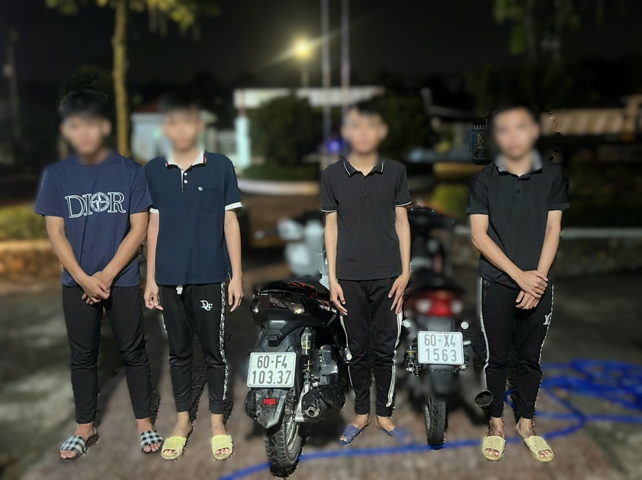 Nhóm thanh thiếu niên cùng những chiếc mô tô dùng để lạng lách, đánh võng, “biểu diễn xiếc”.