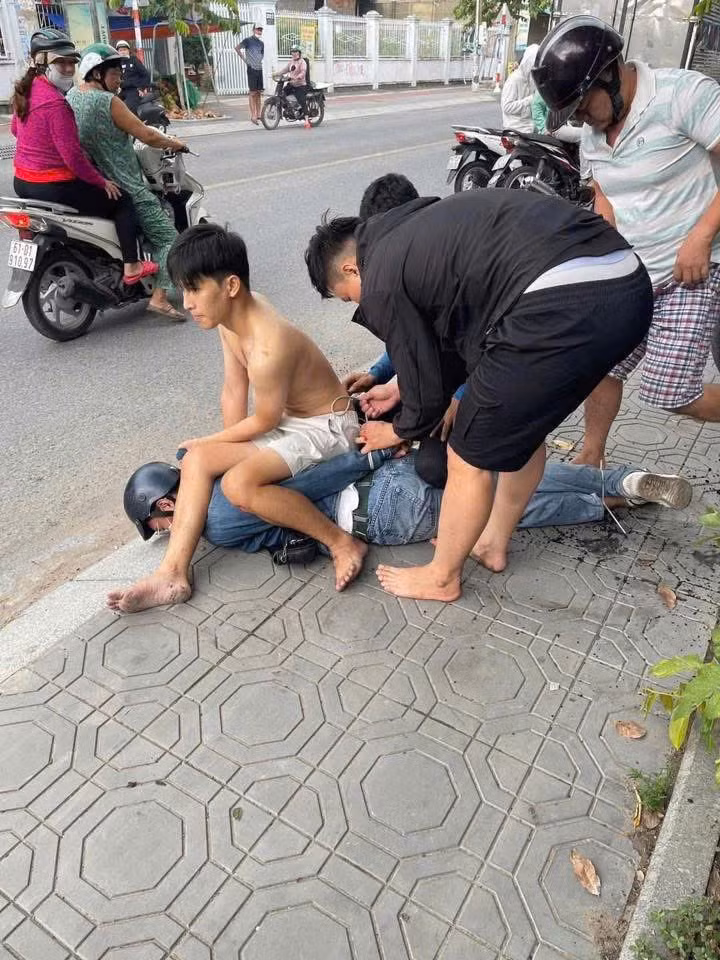 Đối tượng cướp tiệm vàng bị bắt ngay sau khi thực hiện hành vi. Ảnh: TG