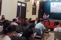 Diễn viên tham gia vở tuồng 'Dấu thiêng Hà Nội' vào việc ngay sau lễ khởi công. Ảnh: Bình Thanh 