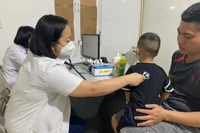 Bác sĩ đang thăm khám cho một bệnh nhi.