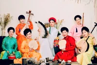 Nghệ nhân Thu Thu (hàng dưới, thứ hai từ trái sang) cùng các nghệ nhân hát chầu văn. Ảnh: NVCC.