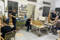 Các nghệ sĩ tham gia sáng tạo tại Bat Trang Ceramic Art Space.