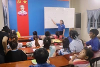 Cô Trần Thanh Thùy hướng dẫn học sinh đọc chữ.