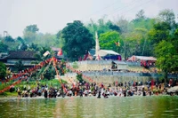 Nghi lễ tưới nước thơm của đồng bào Lào ở Mường Luân.