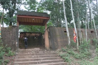 Cổng chính di tích đồn Phồn Xương.