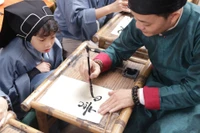 Nghị quyết yêu cầu xây dựng con người phát triển toàn diện về đức - trí - thể - mỹ.