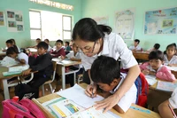 Cô và trò tại điểm lẻ thôn Tân Đức, Trường Tiểu học Y Jút, xã Ea Knuếc (Đắk Lắk). Ảnh: Thành Tâm