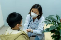 Trẻ đến khám tại Bệnh viện Nhi Hà Nội.