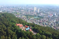 Đền thờ vua Quang Trung nằm trên núi Dũng Quyết.