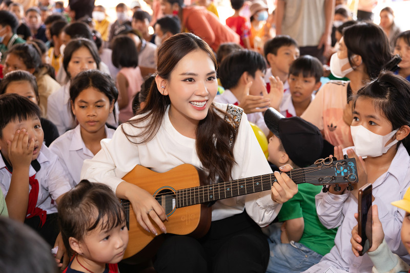 Hoa hậu Mai Phương cực kỳ giản dị mang Trung thu đến trẻ em Bình Phước