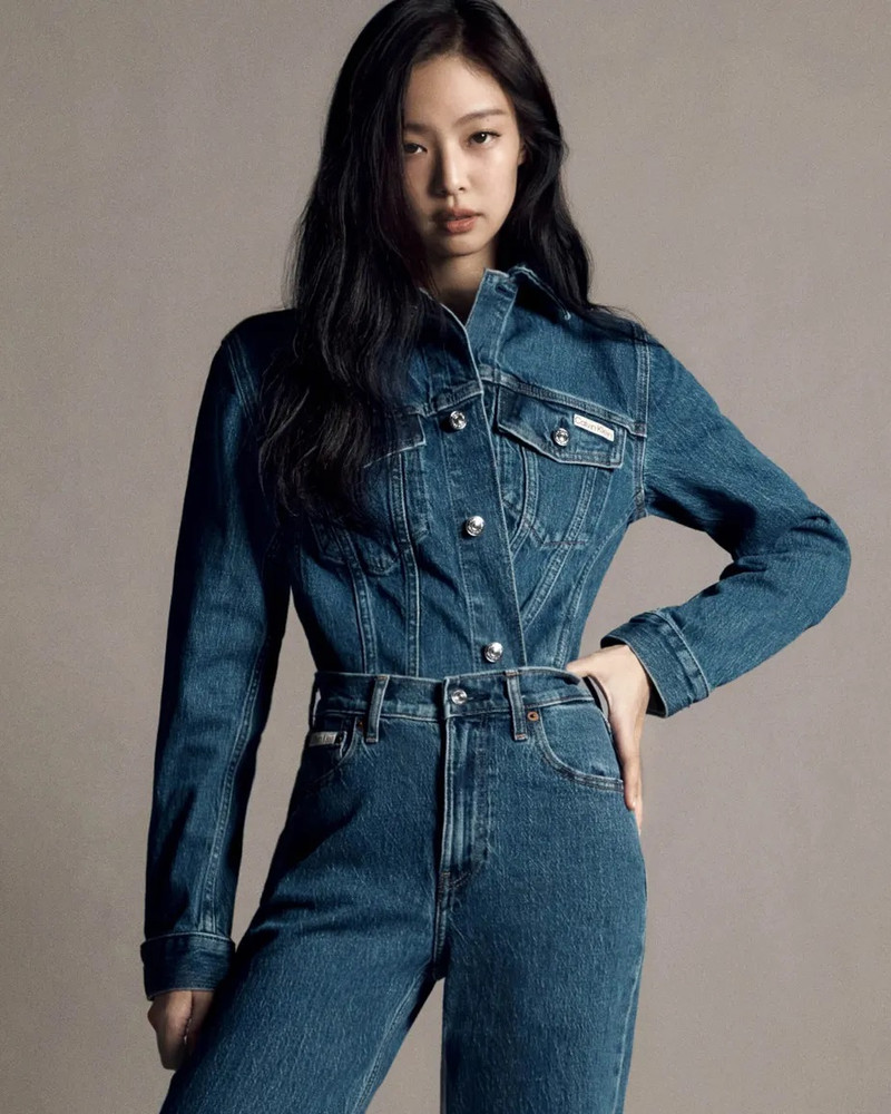 Jennie (BLACKPINK) khoe vòng eo siêu nhỏ tuyệt đẹp