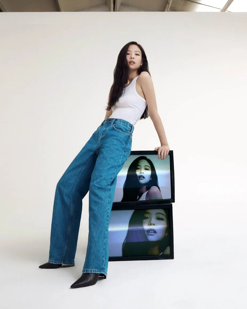 Jennie (BLACKPINK) khoe vòng eo siêu nhỏ tuyệt đẹp