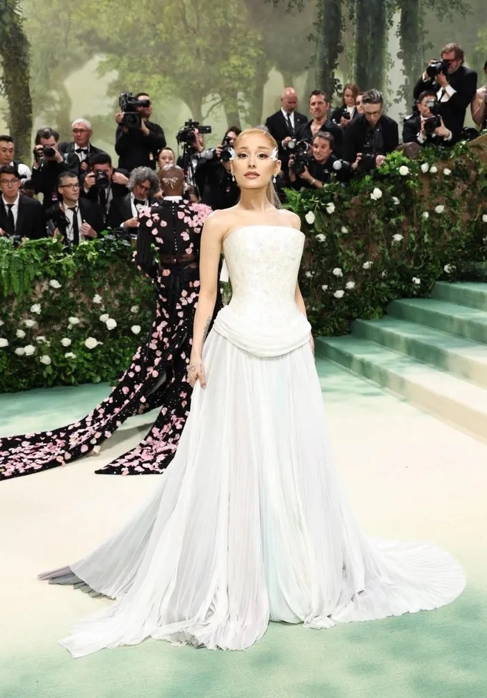 Jennie (BLACKPINK) cực 'cháy' trên thảm đỏ Met Gala 