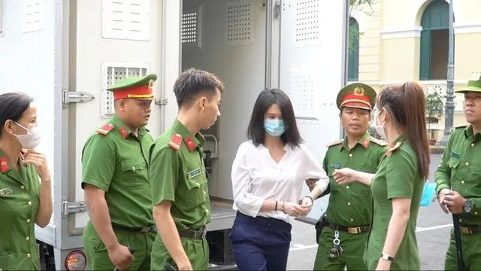 'Nữ hoàng nội y' Ngọc Trinh xuất hiện bơ phờ, mệt mỏi ngày ra tòa