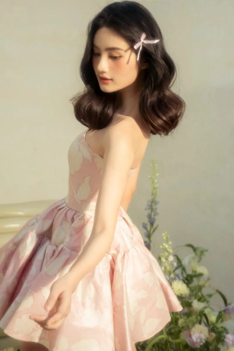 Hoa hậu Ý Nhi ngọt ngào như nàng thơ đón sinh nhật tuổi 22 
