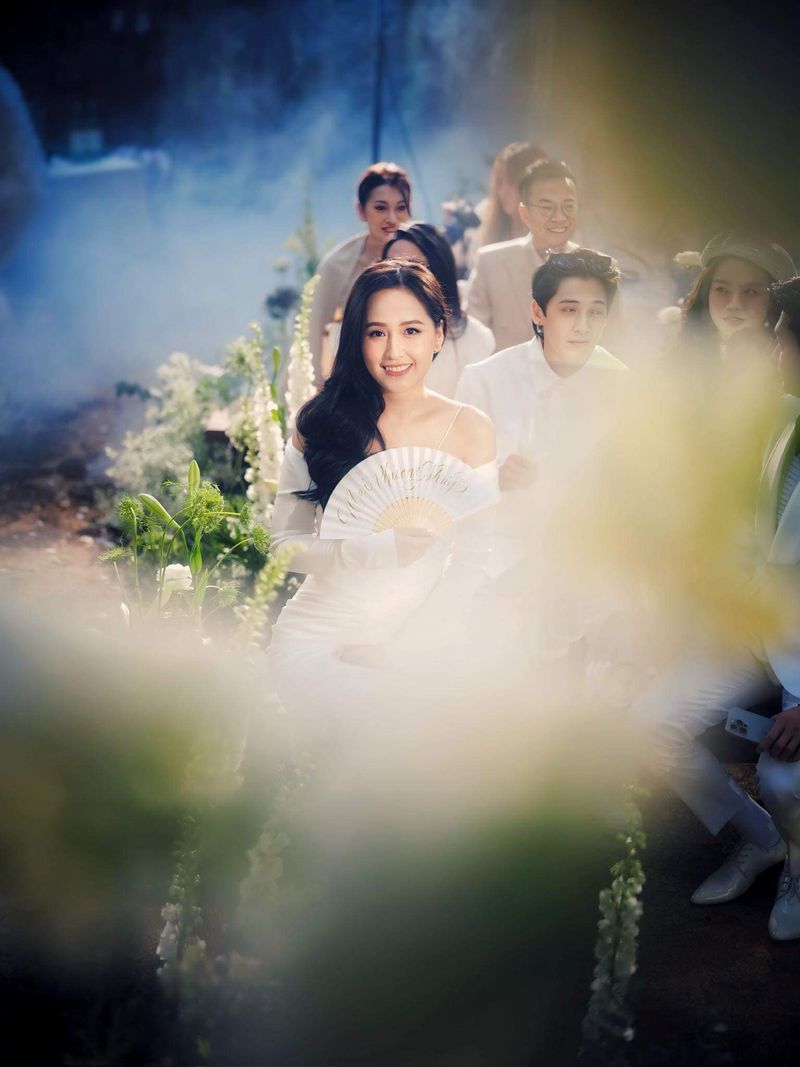 Hoa hậu Mai Phương Thúy xuất hiện như 'thần tiên tỷ tỷ' tại đám cưới Midu
