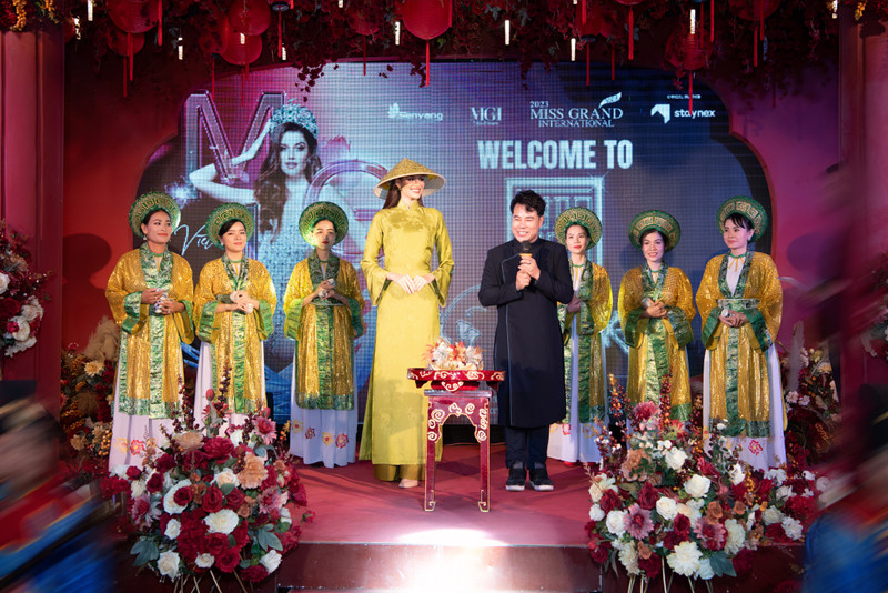 Thí sinh Miss Grand International 2023 thích thú mặc áo bà ba, tự đổ bánh xèo