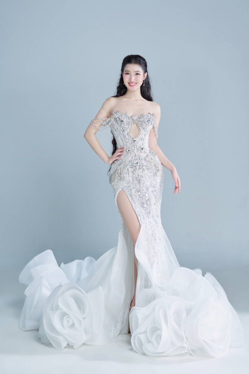 Á hậu Phương Nhi hé lộ hai mẫu dạ hội lộng lẫy cho Chung kết Miss International 