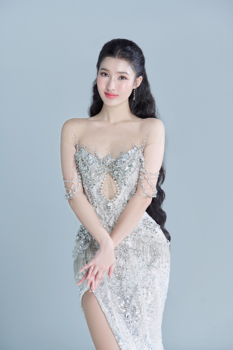 Á hậu Phương Nhi hé lộ hai mẫu dạ hội lộng lẫy cho Chung kết Miss International 