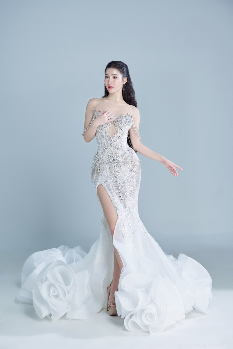 Á hậu Phương Nhi hé lộ hai mẫu dạ hội lộng lẫy cho Chung kết Miss International 