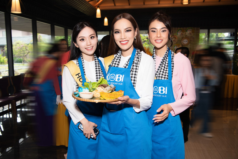 Thí sinh Miss Grand International 2023 thích thú mặc áo bà ba, tự đổ bánh xèo