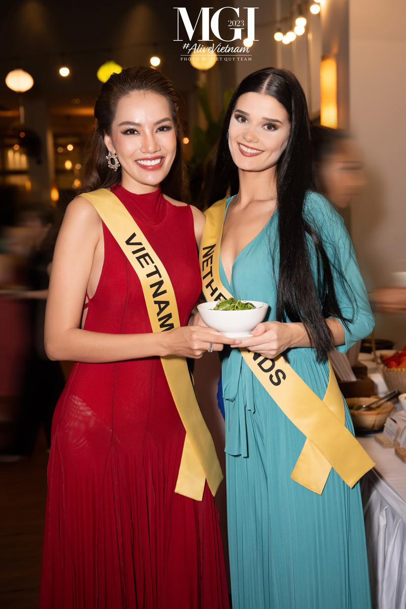 Thí sinh Miss Grand International nơm nớp lo... tăng cân